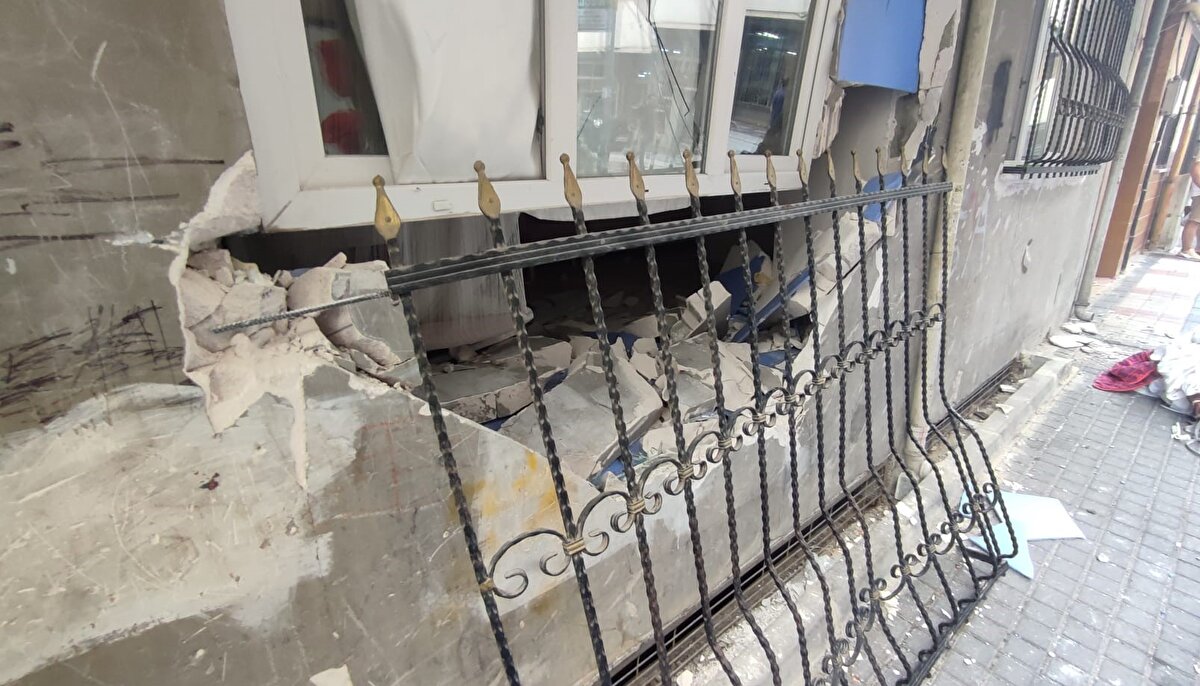 Benzeri kazaların sık yaşanmasından dolayı mahalle sakinleri de sokağın trafiğe kapatılması gerektiğini söyledi.<br><br>Yaklaşık 1 buçuk saat süren çalışmanın ardından binaya çarpan kamyonet çekiciye yüklenerek kaldırıldı.