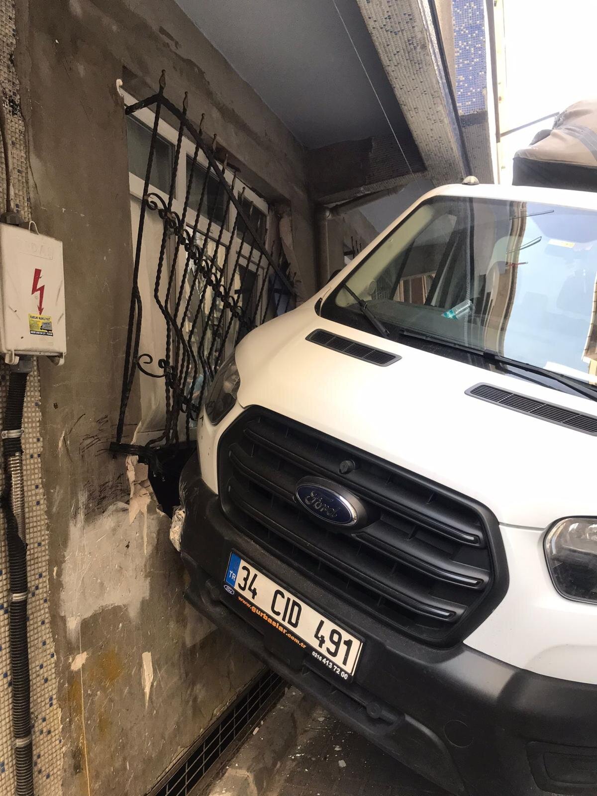 Dar sokağa giren kamyonet, park halindeki araçların yanından geçmeye çalışırken, brandası binaya takıldı.<br><br>