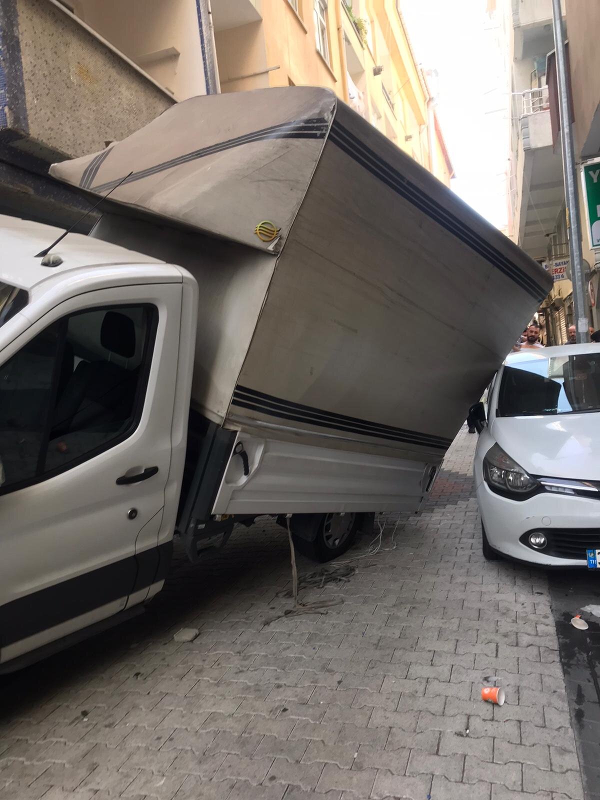 Bu sırada şoförün direksiyon hakimiyetinden çıkan kamyonet, 4 katlı binanın giriş katındaki dairenin duvarına çarptı.<br><br>