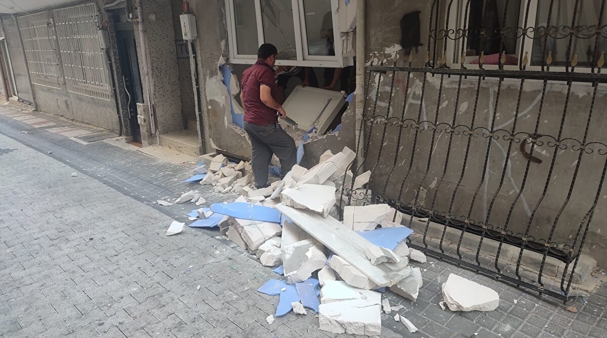 İstanbul'da brandası takılan kamyonet binanın duvarını yıktı.<br><br>