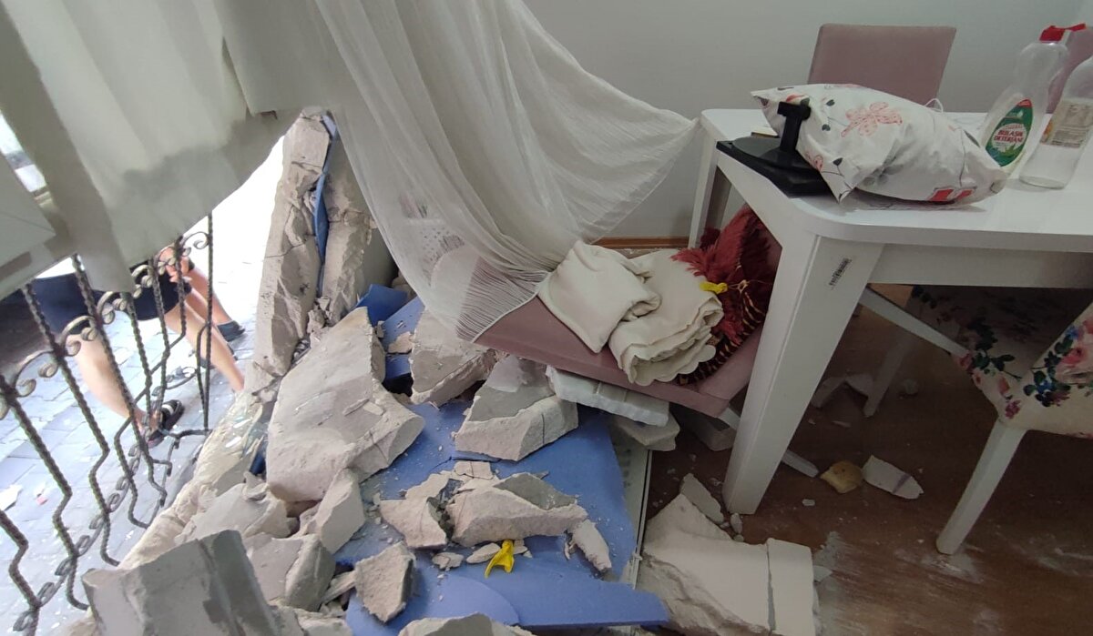 "ÇOCUĞUM HER GÜN O CAMDA OYNUYOR"<br>O anları anlatan ev sakini Tuğba Özcan, "Benim çocuğum her gün o cama çıkıp orada oynuyor. Eğer o anda orada olsaydı çocuk gitmişti. Daha dün akşam da başka bir kamyonet binanın duvarına sürttü. Sokağa araba park ettikleri için kamyonetler geçemiyor, çünkü sokak dar" dedi.