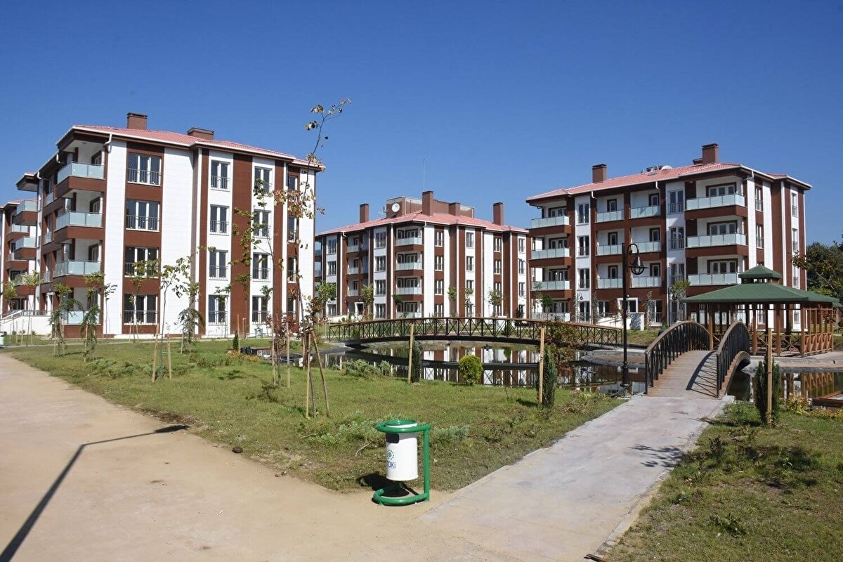 21- Yanıltıcı ve yanlış beyan ile hak sahibi olanlara karşı nasıl bir önlem alınacak?<br><br>Sistemler öncelikle maaş ve tapu beyanlarına göre kişinin başvurusunu ya kabul ediyor ya da reddediyor. Ancak bir istismar tespit edilirse konuta el konulacak ve ödemeler geri verilmeyecek.