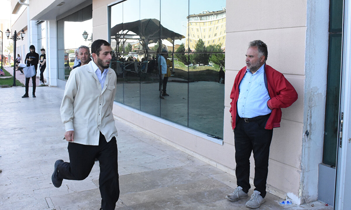 Saat 10.00 itibariyle ise kapılar kapatıldı. Büşra Doğan'ın daha önceden içeriye girdiği için 10.15'e kadar kimliğinin gelmesi beklenildi. Baba Doğan son anda kimliği getirdi. Kimliği getiren baba Doğan görevliler tarafından alkışlarla karşılandı.