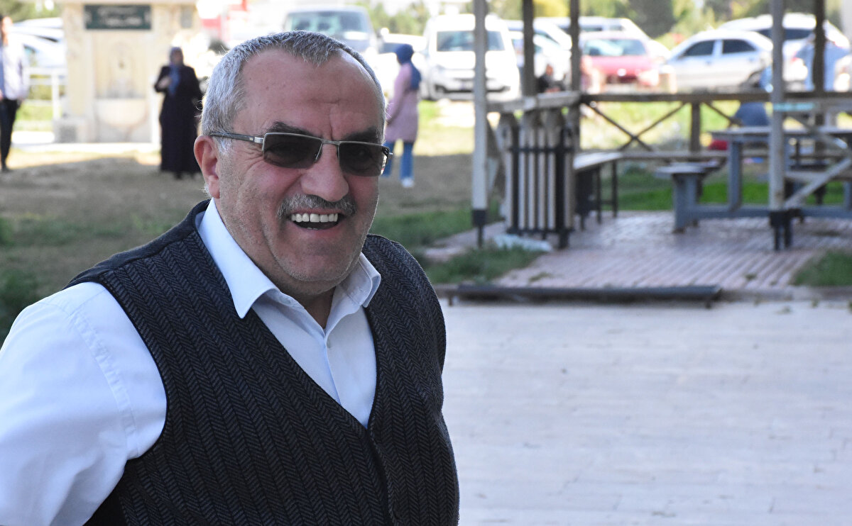 Sivas Cumhuriyet Üniversitesi Eğitim Fakültesi'nde sınava girecek adaylar, giriş belgelerini göstererek ve arama yapılarak içeriye alındı.