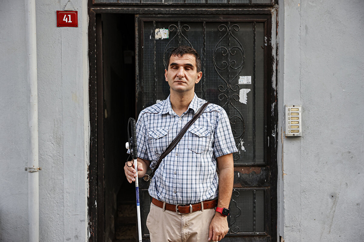 Boğaziçi Üniversitesi bünyesinde 2006'da kurulan Görme Engelliler Teknoloji ve Eğitim Merkezi (GETEM) Direktörü Dr. Engin Yılmaz ile bir gün geçirerek görme engelli kişilerin, İstanbul'da ulaşımdan çalışmaya, sosyal hayattan insan ilişkilerine günlük yaşamlarını değerlendirdi.<br><br>Yılmaz, Ümraniye'deki evinden yola çıkıp, metro, vapur ve otobüs hatlarını kullanarak Bebek semtinde bulunan Boğaziçi Üniversitesi kampüsündeki ofisine gitti.<br>