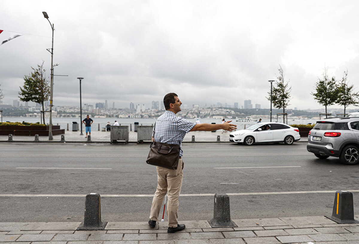 "Yani ne çok kötü ne çok iyi diyebilirim. Bundan daha kötü şehirler gördüm. Yolda yürürken en büyük sorun kaldırımlarda gelişi güzel şekildeki ağaç, direk ve mantarlar olması. Yani stressiz, konforlu bir yürüme sağlamıyor." diyen Yılmaz, İstanbul'da özellikle meydan gibi çok geniş alanlarda kılavuz iz eksikliğinin kendilerini yön bulmakta zora soktuğunu belirtti.<br>
