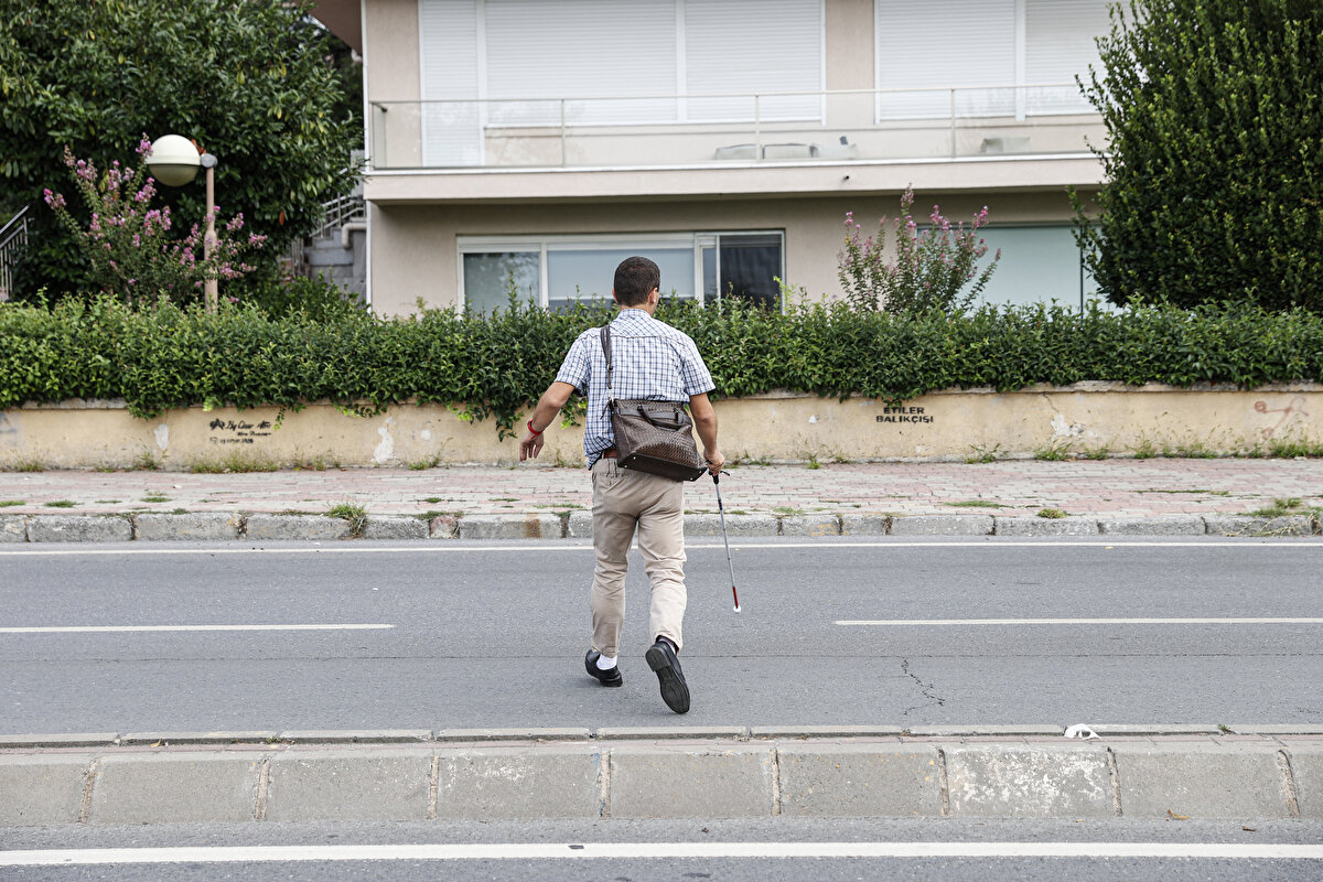 Yılmaz, görme engellilerin sanılanın aksine adımlarını saymadığını, gidecekleri yerleri zihin haritalarına işlediklerini aktararak, yardım etme konusundaki ısrarların ise o haritayı bozduğunu ifade etti. Yılmaz "Yardım edebilir miyim? sorusu çok güzel bir sorudur ama adam da hayır dedi. Değil mi? Ondan sonra da devam ediyor arkadan söylenmeye; 'Sol sol, sağ sağ' sonra çarpıyorsun bir yere, 'Bak demedim mi? Yardım istemedin. Bak gördün mü çarptın.' Bana ekstradan, ben istemediğim halde müdahale ettiğin zaman kafamdaki zihinsel duruma müdahale ediyorsun" dedi.