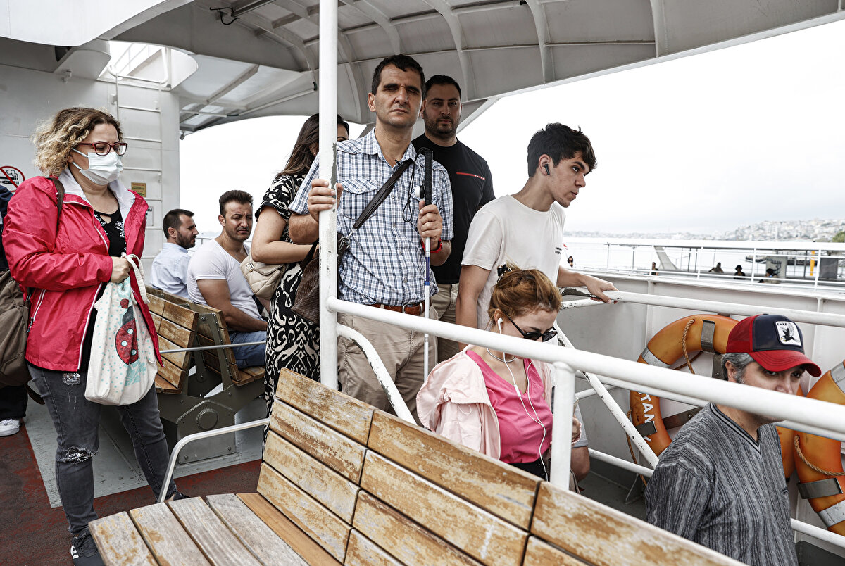 Yılmaz ayrıca trafik ışıklarında ve toplu taşımada sesli anons sisteminin önemine de değinerek karşılaştıkları sorunlarla ilgili "Sesli anons var ama teoride var. Pratikte sallanıyor. Yani mesela bugün yoktu. Haftada istatistik yapıyorum, mesela bir haftada on otobüse biniyorsan. Beşinde oluyor, beşinde olmuyor. Öyleyse şanslı addediyoruz kendimizi." diye konuştu.<br>