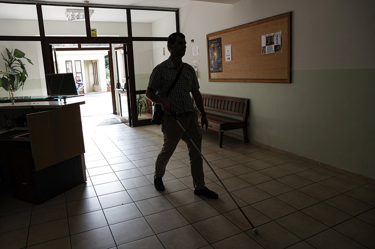 "Mesela bankta oturuyorum, bir anda yanıma oturup 'Merhaba hafız doğuştan mı?' diye sormaya başlıyorlar. Sen başka birine soruyor musun böyle sorular? Yani başka birine sormadığını bana sorabiliyor. Bunu hiç sormayın anlamında söylemiyorum ama işte o duygu, bu yardım aslında çoğu zaman bize yarardan çok zarar veriyor."<br>