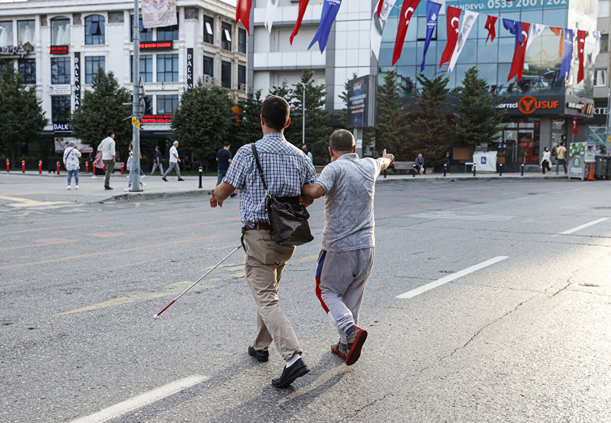 Yılmaz, "Herkes için eşit ve erişilebilir bir hayat" mottosuyla dışarıya çıkmaktan korkmadığının altını çizerek, İstanbul'un engelli kişiler için yaşanabilirlik derecesini "ortalama" şeklinde niteledi.<br>
