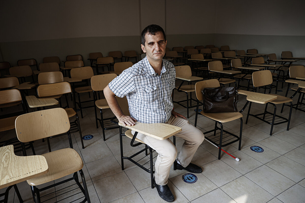 Ayrıca Yılmaz, "Yürüyorum, adam 'Yok çarpacaksın' diyor. Halbuki evet ben direğe doğru gidiyorum. Onun için büyük bir hata olabilir, çarpacağımı sanıyor. Halbuki ben belki, o direğe vurup o direğin yanından yönümü bulacağım. Evet, o benim için bir dönüm noktası olacak, emin olacağım. Yani hatalarımın sorumluluklarını da almak istiyorum. Yanlış da gidebilirim ama bırakın o yanılgıyı ben yaşayayım. Yani benim hata yapmama izin verin ki bir dahaki sefer hata yapmayayım." şeklinde konuştu.<br>