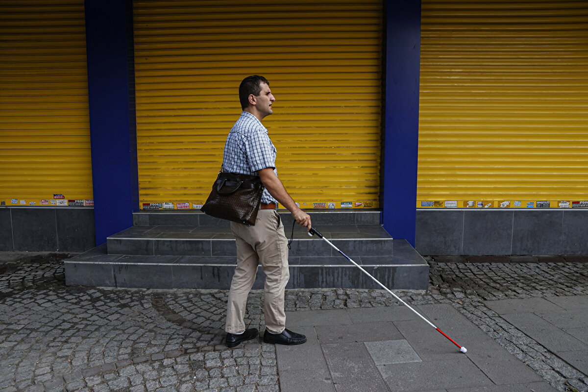  "Bizi engelli hale getiren çevresel düzenlemeler, toplumsal tutum ve önyargılar"<br><br>Kendisini engelli olarak tanımlamadığını aktaran Yılmaz, engellerin toplumsal tutum ve önyargılarla şekillendiğine dikkat çekti ve "Biz ne zaman engelli hale geliyoruz biliyor musunuz? Aldığımız hizmet ya da mal veya içinde bulunduğumuz çevre ihtiyaçlarımızı kapsamazsa engelli hale geliyoruz." ifadesini kullandı.<br>
