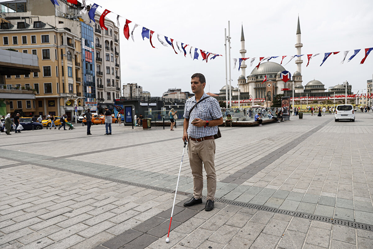 Yılmaz, kelimelere insanların negatif ya da pozitif anlamlar yüklediğinin altını çizerek, "Kendime kör diyorum, sağıra da "sağır" diyorum. Çünkü bunlara bizim kötü anlamlar yüklediğimize inanıyorum. Benim kör olmam beni doğrudan eksik yapmaz. Kör olmam beni kör yapar, sizi de sarışın olmak sarışın yapar, esmer olmak esmer yapar. Bunun eksiklik ya da fazlalık olup olmadığına karar verecek kişi biz değiliz" ifadesini kullandı.
