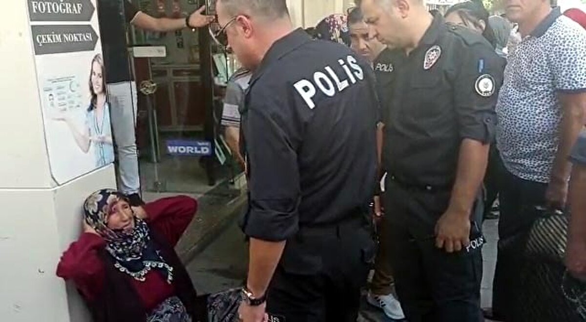Ayrıca bahsedilen kişi, 11 Eylül 2022 tarihinde de yine aynı şekilde davranışlarda bulunmuş, olay polis tutanaklarına da yansımıştır. Söz konusu tutanaklarda şahsın görevli zabıta personellerine beddua içerikli söylemler söylediği, kimlik ibraz etmediği ve bedeni direnç gösterme eyleminde bulunduğu, bunlara karşı zabıta personellerinin hiçbir karşılık vermediği emniyetin resmi tutanaklarında kayıt altına alınmıştır. Yine olayda şahıs tarafından zabıta görevlilerimize bıçak da çekilmiş olup, polis bıçağa el koymuştur."