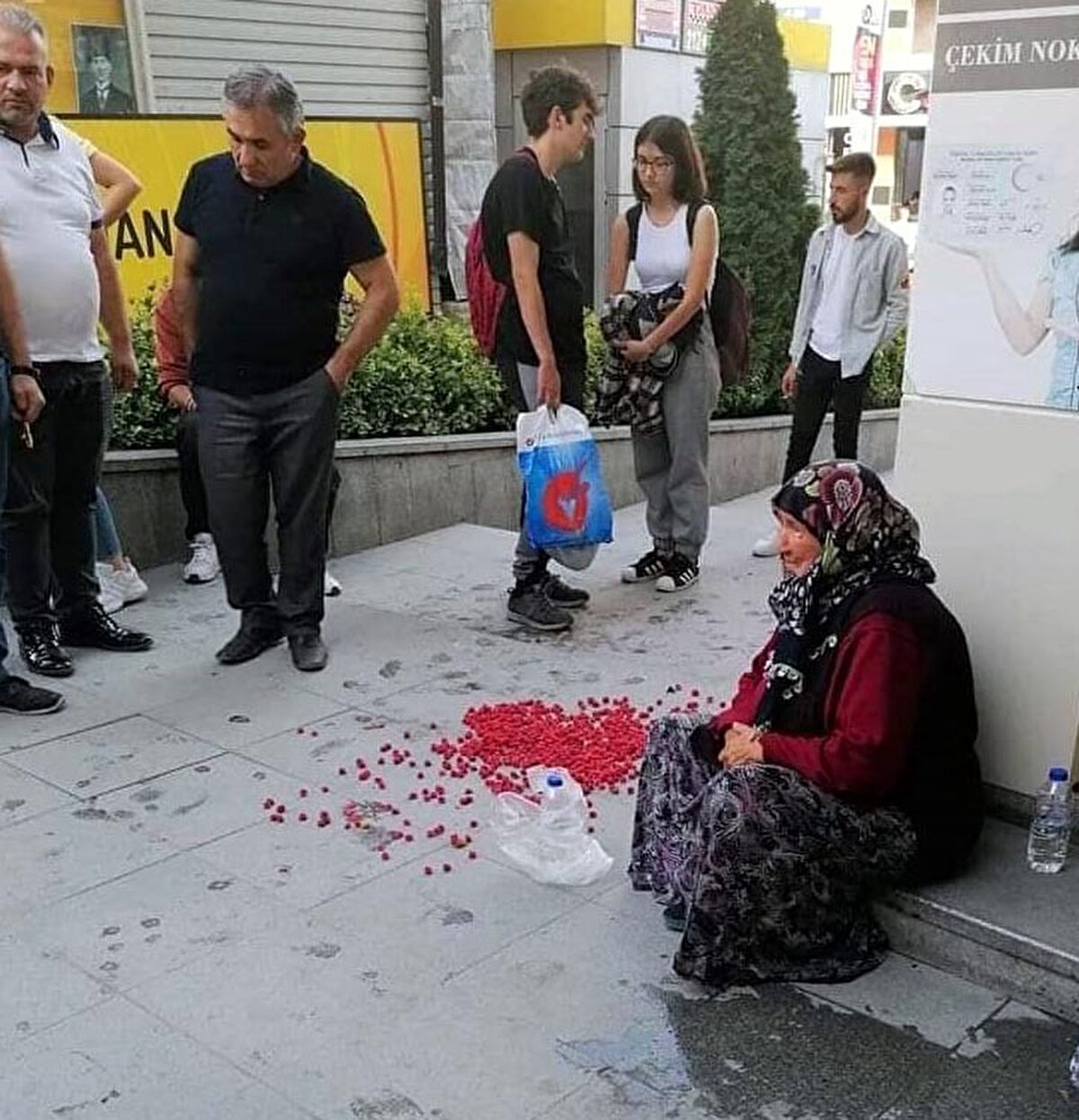 Belediyeden yapılan açıklamada, Hatice E,'ye yer gösterilmesine rağmen ısrarla izinsiz yerde satış yaptığı, görevlilere bıçak çektiği öne sürülerek, "Yaşanan bu olayda yere dökülen ahududular; Hatice E.'nin kendi eliyle plastik kovaya yaptığı fiziki müdahale ile dökülmüştür. Zabıta ekiplerimizin şahsa yönelik herhangi bir müdahalesi asla olmamıştır" denildi.<br>