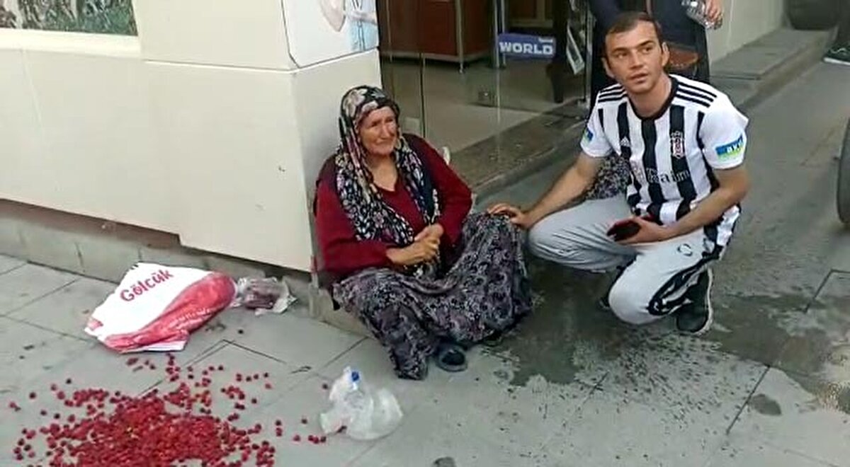 BELEDİYEDEN AÇIKLAMA<br>Olayın ardından Bolu Belediyesi'nden yazılı açıklama yapıldı. Açıklamada, şu ifadeler kullanıldı:<br>“Yaşanan bu olayda yere dökülen ahududular; Hatice E.'nin kendi eliyle plastik kovaya yaptığı fiziki müdahale ile dökülmüştür. Zabıta ekiplerimizin şahsa yönelik herhangi bir müdahalesi asla olmamıştır. Zabıta ekipleri, şahsın daha önce de birçok kez yapığı gibi ajitasyon yapacağını anlayarak olay yerinden uzaklaşmıştır. Bolu Belediyesi Zabıta Müdürlüğü kanunlar ve ilkeler çerçevesinde görev yapmakta, hiçbir kişiye veya kuruluşa asla ayrıcalık tanımamaktadır. Hatice E. onca uyarı ve cezaya rağmen bu ısrarını sürdürmektedir.