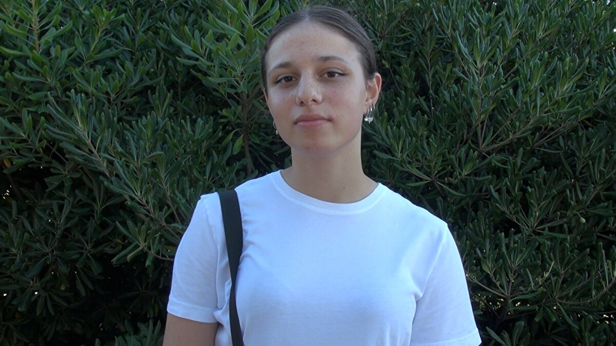 ETÜ Spor Bilimleri Fakültesi görevlileri 12 Eylül'de antrenörlük bölümü için tercih yapan ve spor testi sonrası kayıt için yedekler listesinde 2'nci sırada yer alan Çaykur Rizespor Voleybol takımı sporcusu Cansu Karadereli'yi telefonla arayarak kayıt sildiren bir öğrenci nedeniyle oluşan kontenjanla bölüme yerleştirildiğini bildirdi. Saat 16.00'da ismi sistemde 'kazananlar' arasında yayınlanması üzerine kayıt hazırlığı yapan Karadereli'yi aynı gün saat 22.15'te arayan görevli, hata yapıldığını söyledi. Görevli, kaydını sildiren 'Helin' isimli öğrenci ile yedekler listesinde ilk sırada yer alan aynı adı taşıyan öğrencinin karıştırıldığını belirtti, hatanın düzeltilmesi sonucu ilk yedeğin kaydının alındığını, kendisinin kayıt yaptıramayacağını bildirdi. Üniversite okuma sevinci kısa süren Rizeli Cansu Karadereli, büyük üzüntü yaşadı.<br><br>