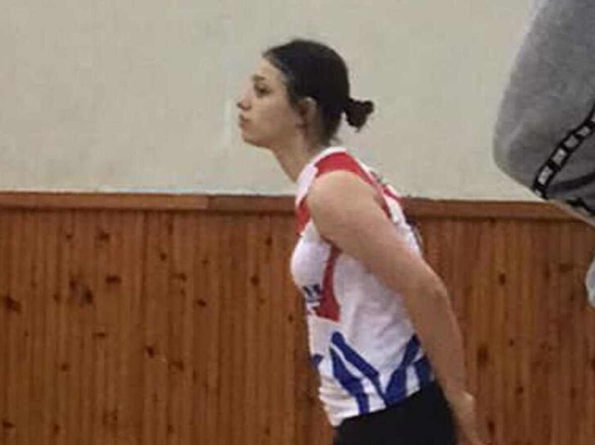 'BENİ 'KAZANDIM' DİYE YAYINLADILAR'<br><br>7 yıldır Çaykur Rizespor Kulübü'nde voleybol oynadığını söyleyen Cansu Karadereli, şunları söyledi:<br><br>“Bu yıl üniversiteye yerleşemediğim için dershaneye başladım. Ancak 12 Eylül'de beni ETÜ Spor Bilimleri Fakültesi'nden görevli bir memur ve dekan yardımcısı telefonla aradı, kazandığımı, kayıt yaptırıp yaptırmayacağımı, sordular. Ben de 'kayıt yaptıracağım' dedim. Saat 16.00'da sistemde, beni kazandım diye yayınladılar. Evraklarımı hazırlamaya başladım. Saat 22.15'te memur beni arayarak, kaydını sildiren ile yedeklerdeki ilk sırada yer alan ismin aynı olması nedeniyle hata yapıldığını bildirdi. Benim kayıt yaptıramayacağımı söyledi. O gece çok kötü oldum. Üniversite görevlileri daha sonra tekrar arayarak hatadan dolayı özür dilediler. Memurun hatası ile benim üniversite başlamadan hayatım bitti. Bu durumda 1 yılım çöp olacak" dedi.