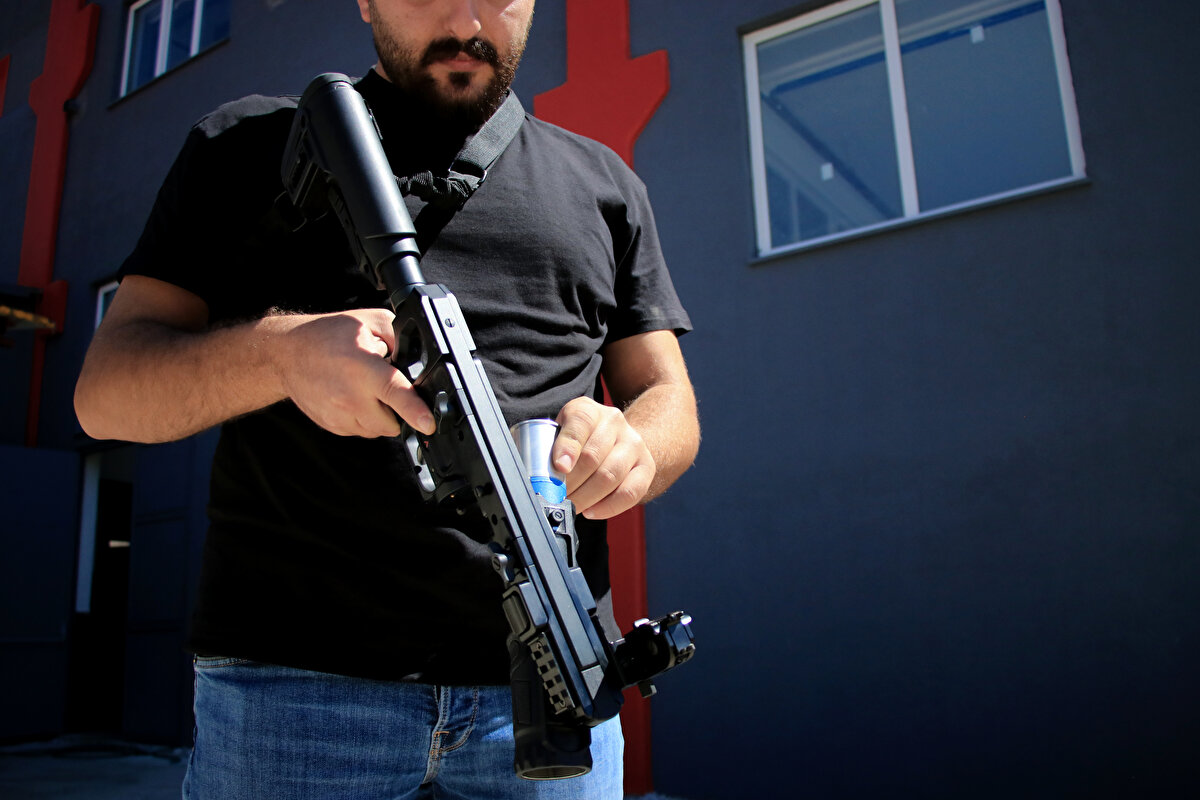 "20'den fazla ülkeden talep var"<br><br>Akdaş, diğer bomba atarların bin atım ömürlü olduğunu belirterek, şöyle konuştu:<br><br>"Şu anda Azerbaycan ile de görüşüyoruz. Bomba atarın altılı tamburalısı için talep var. Bu silaha 20'den fazla ülkeden talep var. Milli Savunma Bakanlığımız uygun görürse o ülkelere veriyoruz. Yani her önüne gelen elimizden silah alamaz. Türkiye'nin dost ve kardeş ülkelerine gönderebiliyoruz. Öncelik, Türk Silahlı Kuvvetleri. Daha sonra imkan varsa dost ve kardeş ülkelere verebiliriz. Altılı tamburalı modeli, düşük ve orta hız mühimmat atabiliyor. Yani 400 ve 800 metre menzilli. Azerbaycan onu istiyor, görüşüyoruz."