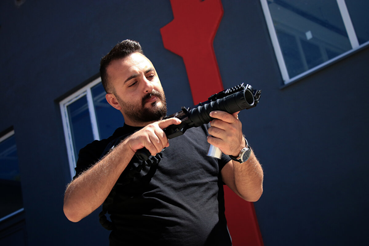 Silahta yaşanacak olası arıza ve yedek parça sorununu hızlı ve etkin şekilde çözdüklerini anlatan Akdaş, bugüne kadar kullanımından dolayı kolluk kuvvetlerinin takdirini kazandıklarını kaydetti.