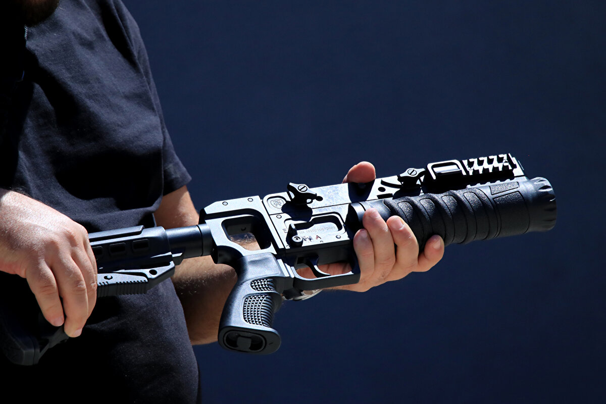 TSK'nın envanterindeki firmanın üretimi AK40-GL bomba atarın 10 bin adetle sahada etkin kullanıldığını belirten Akdaş, dünyadaki muadillerine göre özgün mühendislik ürünü silahların çok sayıda öne çıkan özelliği olduğunu dile getirdi.<br>