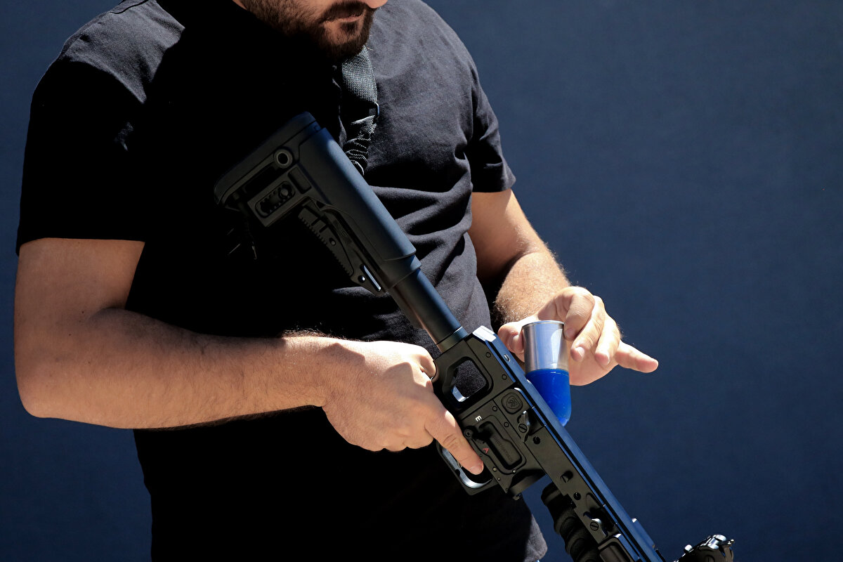 Dipçik aksamı takılarak tek başına da kullanılabilen, 40 milimetrelik mühimmatı ateşleyen bomba atar, ses, gaz fişeği ve tahribatlı mühimmat kullanımına uygun geliştirilen silah TSK'nın envanterine kazandırıldı.