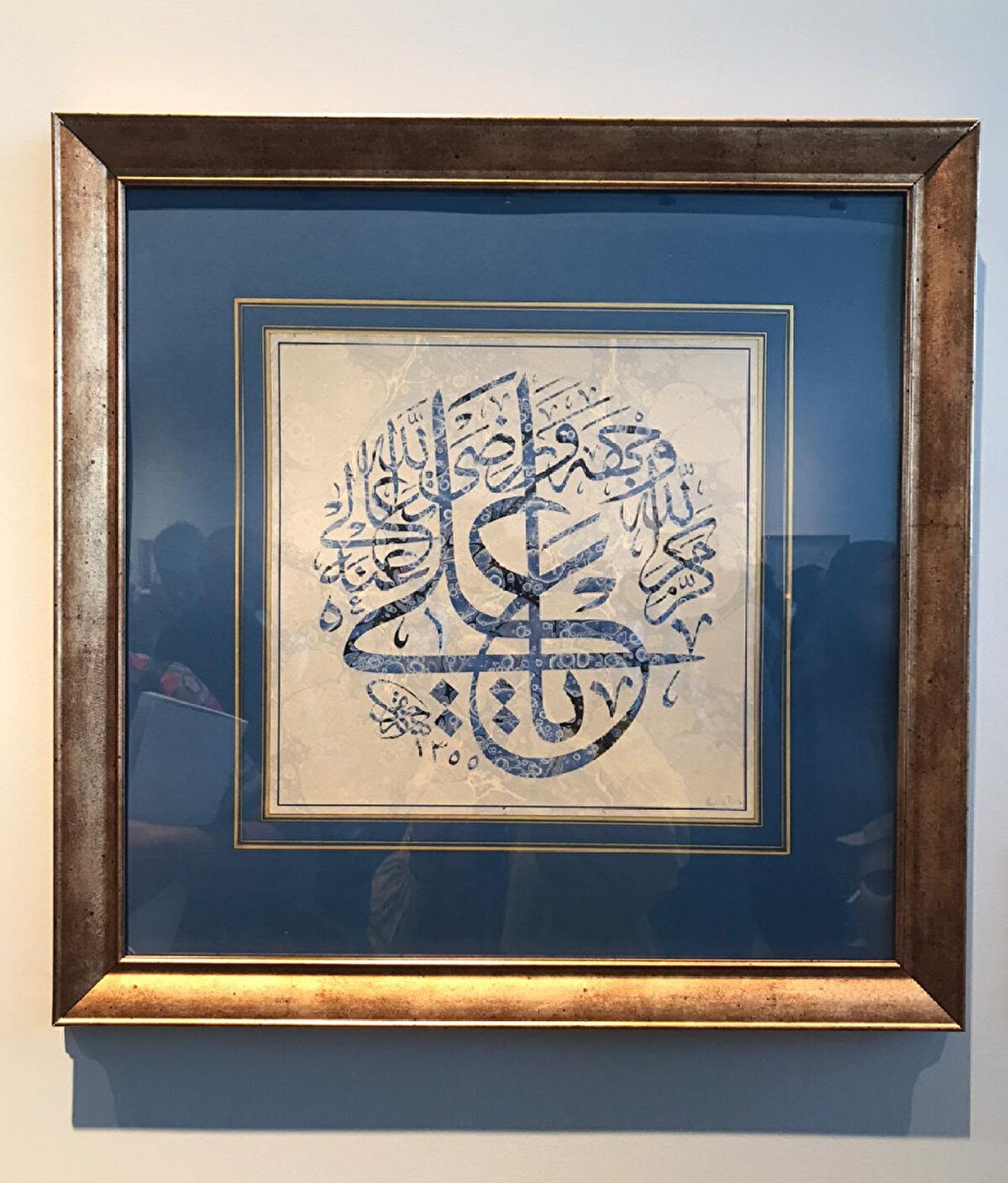 Duâ <br>Ya Alî kerremallâhu vechehû ve radiyallâhu teâla anh.<br>Yâ Alî, Allah vechini(yüzünü, yönünü, tarafını) şerefli kılsın ve ondan razı olsun.<br>Hat: Tuğrakeş İsmail Hakkı Altunbezer, Ebrû: Alparslan Babaoğlu.