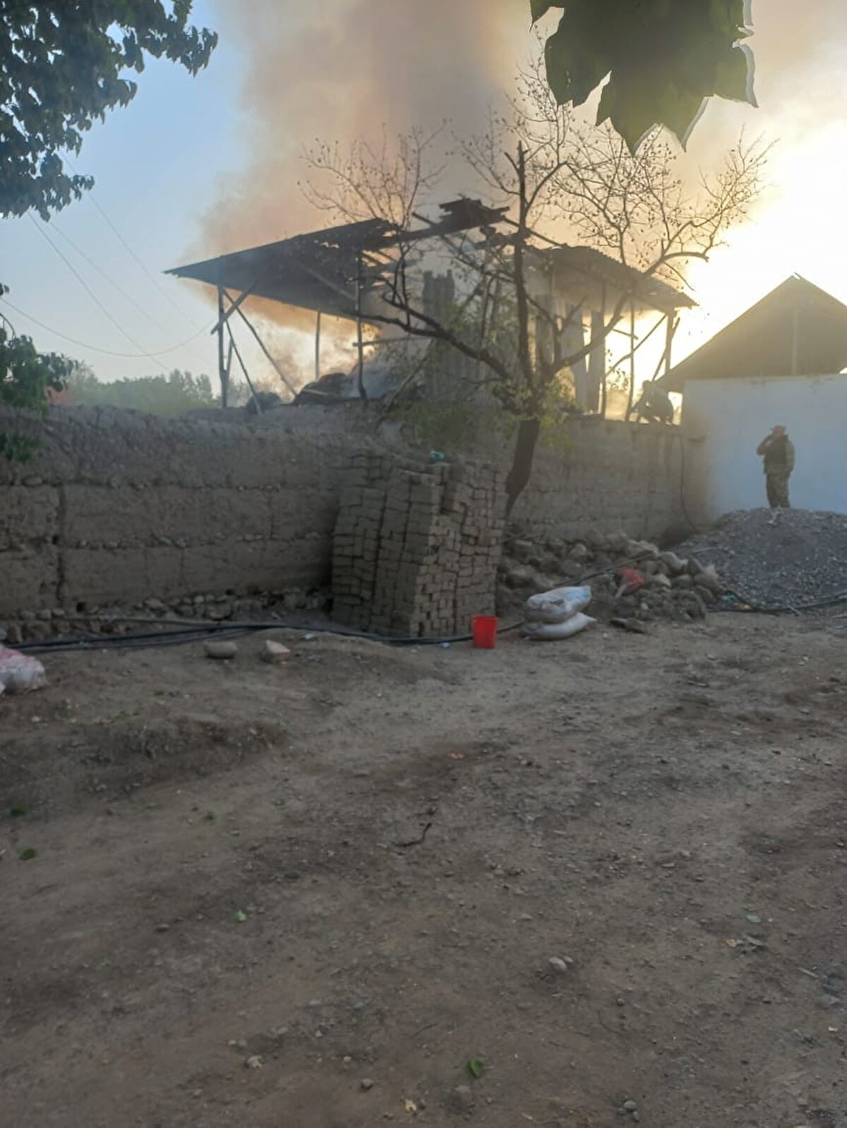 Dışişleri Bakanlığından yapılan yazılı açıklamada, "Tacik tarafının insanlık dışı eylemleri" sonucunda, Kırgız-Tacik sınırında bugün itibarıyla 46 Kırgızistan vatandaşının hayatını kaybettiği, 140 kişinin yaralandığı, yaklaşık 140 bin kişinin tahliye edildiği ve bölgede büyük maddi hasarın meydana geldiği ifade edildi.<br>