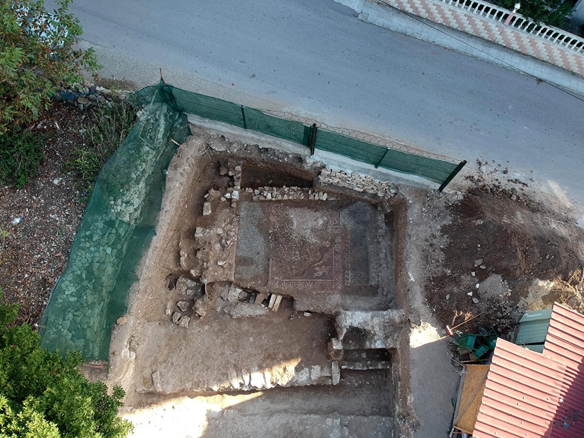 Daha önceki kazılarda 5’inci ve 6'ncı yüzyıllar arasında tarihlenen Gaziantep ve Antakya Zeugma Antik Kenti’ndekilere benzer mozaikler bulundu, Bizans dönemine ait mozaikler de gün yüzüne çıkarıldı.<br><br>