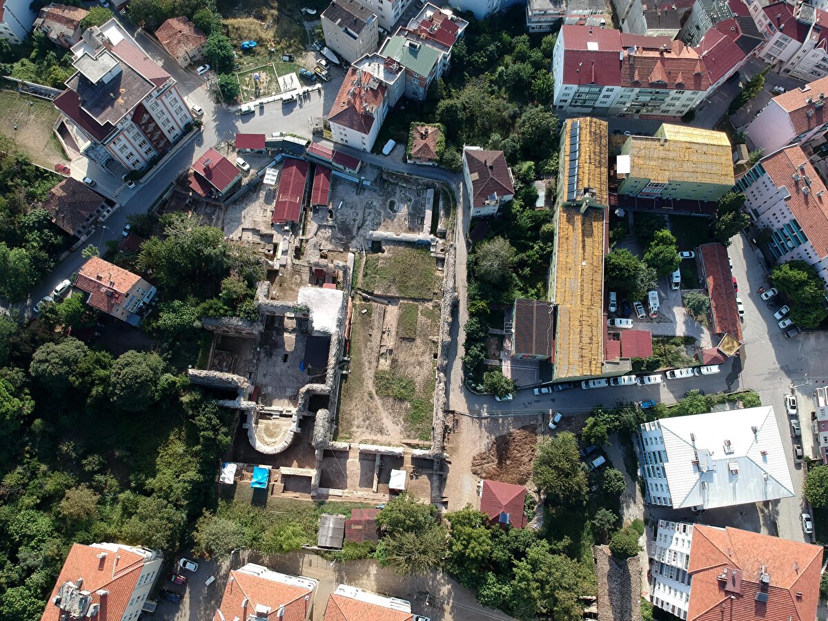 Sürdürülen kazılarda son olarak Helenistik döneme ait ‘Kanatlı Eros Figürü’ ve dalgalı motifler ortaya çıkarıldı.<br><br>