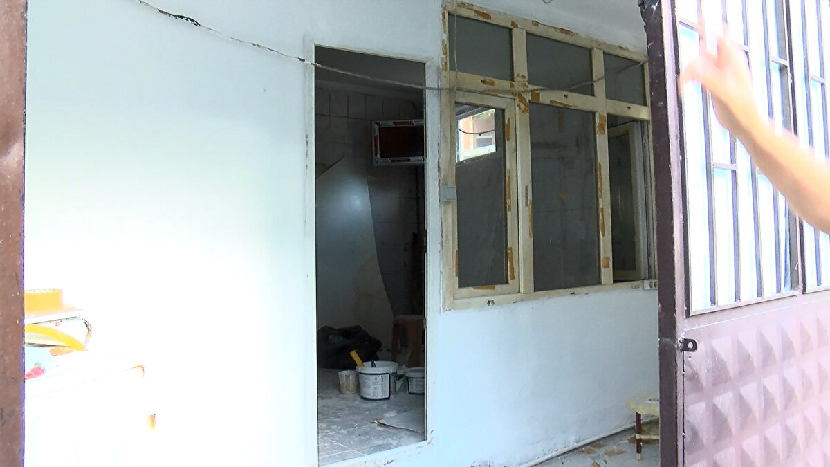 "15 BİN LİRA MASRAF YAPTIM"<br><br>Emlakçının ilanı erken vermesi nedeniyle odanın bakımsız, kötü halde göründüğünü ifade eden Veli Budanmış, "Oda 15 gündür ilanda. Resimleri emlakçı çekti. Kendisine 'Bu şekilde çekiyorsun ama, ben tamirata sokacağım burayı' dedim. Sosyal medyaya düştüğünden haberim yok. Eski hali evet kötü ama, ben emlakçının direk koyacağını bilemedim. O şekilde zaten verilmezdi. Genelde tek kişi için arıyorlar, onlara da ağır geldiği için tutmadılar. Şimdiye kadar 5 kişi aradı. Depo için isteyen de oldu. Biri, 'Kedi besleyeceğim' dedi, ona vermedim" dedi.