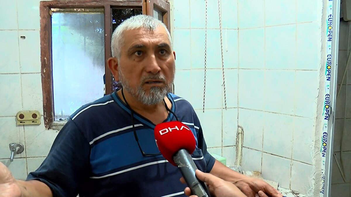 Odaya boya badana yapıldıktan sonra 15 bin lira masrafı olduğunu belirten Budanmış, "Burası 25 metrekare var. Mutfak, tuvalet ve bir odası var. Dürüst olmak lazım 3 bin 500 diyoruz ama, bekar olduğu için en az 3-4 kişi kalacak, bir kişiye burası ağır gelir. Temiz, düzgün biri olursa 2 bin 500 TL'ye de veririz" diye konuştu. DHA ekibine odayı gezdiren ev sahibi Budanmış, kendisinin de böyle yerlerde çok kaldığını, mutfağa çay ocaklarındaki gibi havalandırma sistemi kuracağını, pencere ve kapıları boyayacağını anlattı. Budanmış bir ailenin bile zorunlu olursa bu odada kalabileceğini belirtti.<br><br>