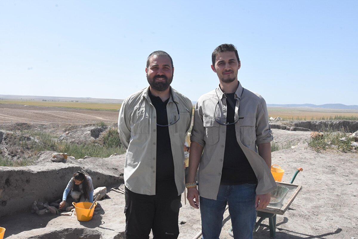 Eski yazılı kaynaklar da şifalı otların şifalı yağlarla karıştırılıp ilaç, merhem şeklinde kullanıldığının bilindiğini ancak fiziksel kanıt olmadığını kaydeden Tarhan, "Bizim yaptığımız analizlerde de gördük ki tıbbi kullanıma yönelik malzemelerin, bir kanıt sağlayabilecek bulguları ilk kez Küllüoba'da keşfetmiş olduk. Genelde bu tarz kaplarda bitkisel, hayvansal ağırlıklı yağlar tespit edilir. Ama biz depas kaplarında ağrı kesici özelliği olan etken maddeleri çokça tespit ettik ki bu da bir şekilde tıbbi medikal amaçlı bir ürünün kaplarda muhafaza edildiğini gösterdi. Zaten arkeoloji alanındaki uzmanlar da bu kapların formlarına baktıklarında, günlük kullanımdan ziyade daha çok törensel ya da medikal amaçlı ürünlerin, bu kaplarda muhafaza edilmiş olabileceğini söylüyorlardı. Biz de kimyasal olarak bunları tespit etmiş olduk" diye konuştu.