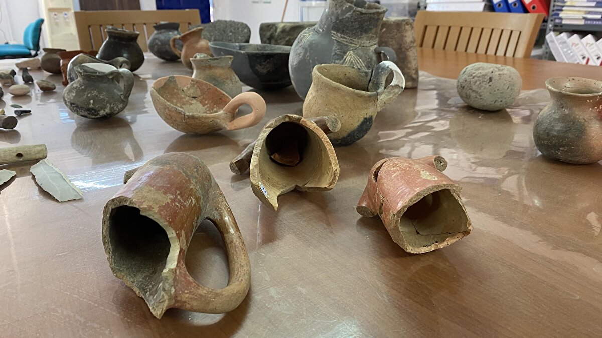 Bu yıl da sürdürülen kazılarda, Bilecik Şeyh Edebali Üniversitesi (BŞEÜ) öncülüğünde, Hacettepe Üniversitesi Antropoloji Bölümü Batman ve Konya Selçuk Üniversitesi öğretim üyeleri ve öğrencilerinden oluşan 30 kişilik ekip yer alıyor. Arkeolojik kazılarda gün yüzünü çıkarılan kaplar ise detaylı incelemeye alındı. Kapların birinde 4 bin 500 yıl önce ağrı kesici olarak kullanılmış ilaç kalıntısına rastlanıldı.