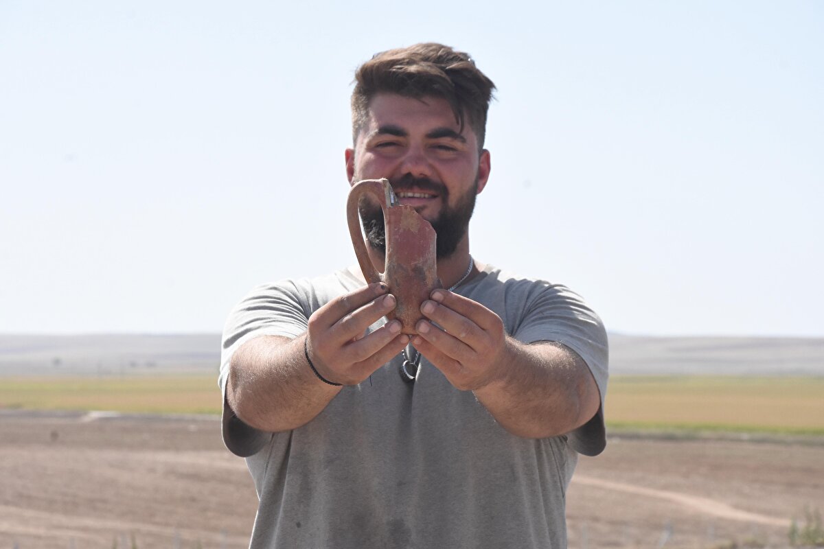 Arkeolojik kazının, sadece arazideki çalışmalarla sınırlı olmadığını ve özellikle kazı evinde ve laboratuvarlarda detaylı çalışmalar yürütüldüğünü anlatan Türkteki, şunları kaydetti:<br><br>"Hayvan ve insan kemikleri, botanik örneklerinin incelenmesi yanında kimyasal analizler de arkeolojik çalışmalarda uzun süredir kullanılıyor. Bu kapsamda yaptığımız bazı organik kalıntı analiz çalışmaları da var. Bunlar bize hem yeme içme alışkanlıkları ile ilgili bilgi veriyor, hem de tüketilen diğer ürünleri bu çalışmalarla anlayabiliyoruz. Özellikle bu ritüel çukurları içerisinde hayvan kemikleri, mesela bu sene çıkan buluntular içerisinde kızıl geyik boynuzlarını sayabiliriz. Domuz, keçi, koyunun da bu çukurlar içerisine konulduğunu biliyoruz. Bunlarla beraber bazı içeceklerin de tüketilmesinde kullanılan kapların yine bu çukurlar içerisine bırakıldığını söyleyebiliriz. Yaptığımız analizlerde ağrı kesicinin bulunduğunu saptadığımız depas formu, özellikle İç Batı Anadolu'da ve yoğun olarak Eskişehir bölgesinde milattan önce 2 bin 500'lerden itibaren yoğun olarak görülen bir form bu dönemde. Bir taraftan Orta Anadolu'nun güney bağlantısı ile Suriye'ye ulaşıyor, diğer taraftansa Kuzeybatı Anadolu'ya, Troya'ya ve Ege dünyasına da ulaşan bir form sonrasında orada çok popüler olmuş bir form. Ancak köken bölgesi Eskişehir veya İç Batı Anadolu, diyebiliriz. Bugüne kadar saptadığımız örnekler Eskişehir Arkeoloji Müzesi'nde sergileniyor."