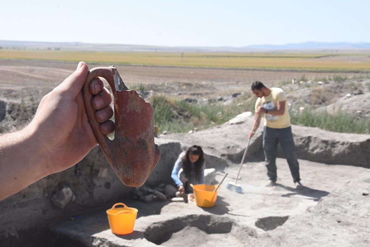 BŞEÜ Arkeoloji Bölümü Öğretim Üyesi ve Küllüoba Höyüğü Kazı Başkanı Doç. Dr. Murat Türkteki, mezarlık çalışmalarının yanı sıra alanda özellikle yerleşmenin 4 bin 500 yıl önceki uluslararası ilişkilerini, bölgelerarası ilişkilerini anlayabilmek için yoğun çalışma yürütüldüğünü söyledi. Bu çalışmalarda özellikle bölgelerarası ticaretle ilgili bazı buluntulara ulaştıklarını belirten Doç. Dr. Türkteki, "Yine bu ticaretle yayılan bir başka olgu da ritüel çukurları, tören çukurları ya da adak çukurları olarak isimlendirdiğimiz çukurlardı. Bu çukurlar içerisinde çeşitli eşyalar buluyoruz ancak buluntular içerisinde özellikle çift kulplu bir içecek kabı diyebileceğimiz 'depas formu' da saptanan formlar arasında. Bu form üzerinde yapmış olduğumuz bazı analizler, bize bunların çeşitli ağrı kesicilerin tüketilmesinde kullanıldığını gösteriyordu" dedi.