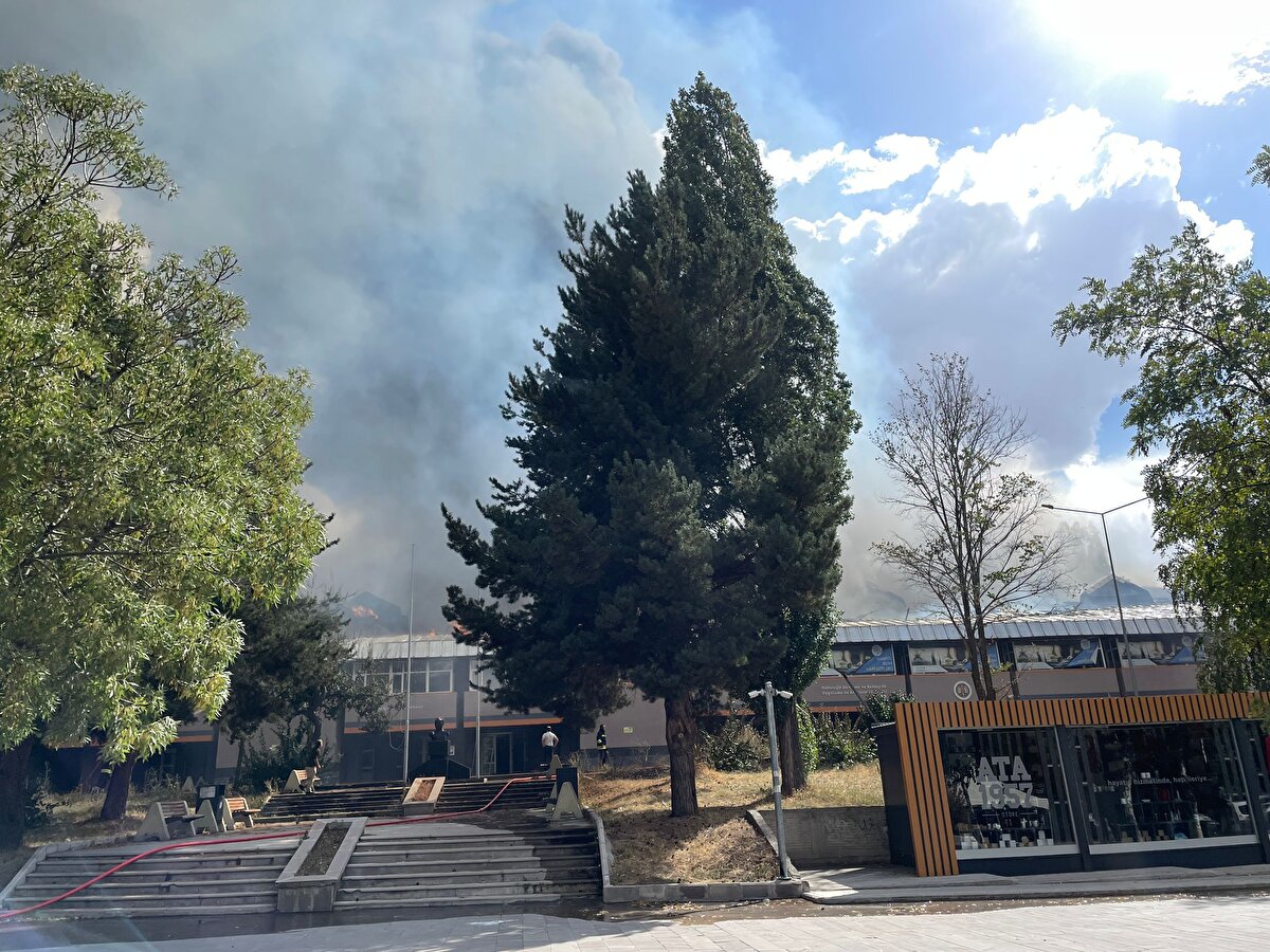 Erzurum Atatürk Üniversitesi'nde bulunan yemekhanede yangın çıktı.<br><br>