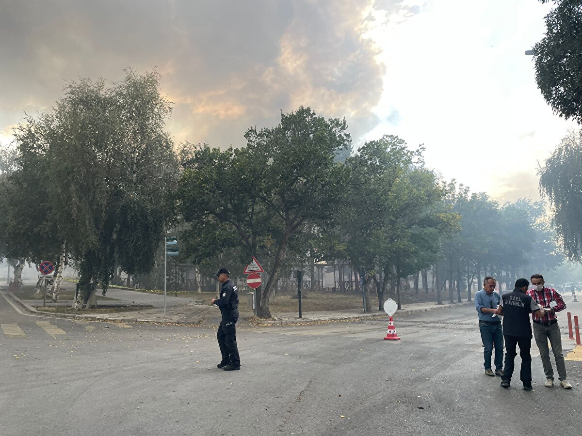 Vali Memiş, açıklamasına şöyle devam etti:<br><br>''Çok kısa süre önce üniversitemizin yemekhanesinde büyük bir yangın başladı. Birden bütün çatıyı kaplayan bir yangınla karşı karşıya kaldık. Rüzgarın da etkisiyle yangın genişleyerek devam etti. 15-20 dakika içinde 22 ekiple beraber, yüzlerce personelle müdahale ediyoruz. Bir kısım fakültelerimizde eğitim-öğretime başlandı. Burası ana yemekhaneydi.''