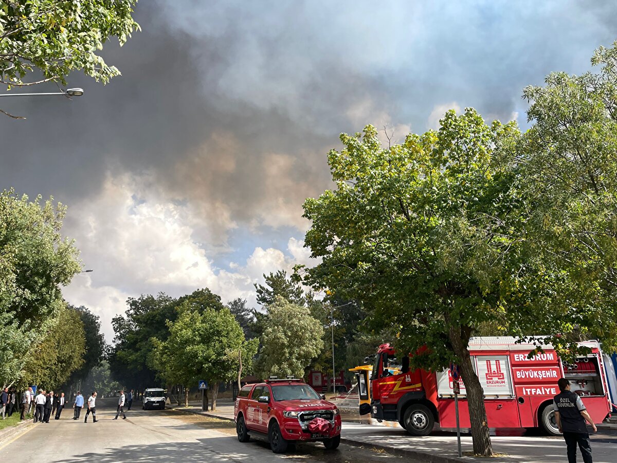 Atatürk Üniversitesi yemekhanesinin çatısında başlayan yangının kısmen kontrol altına alındığı açıklandı.<br><br>