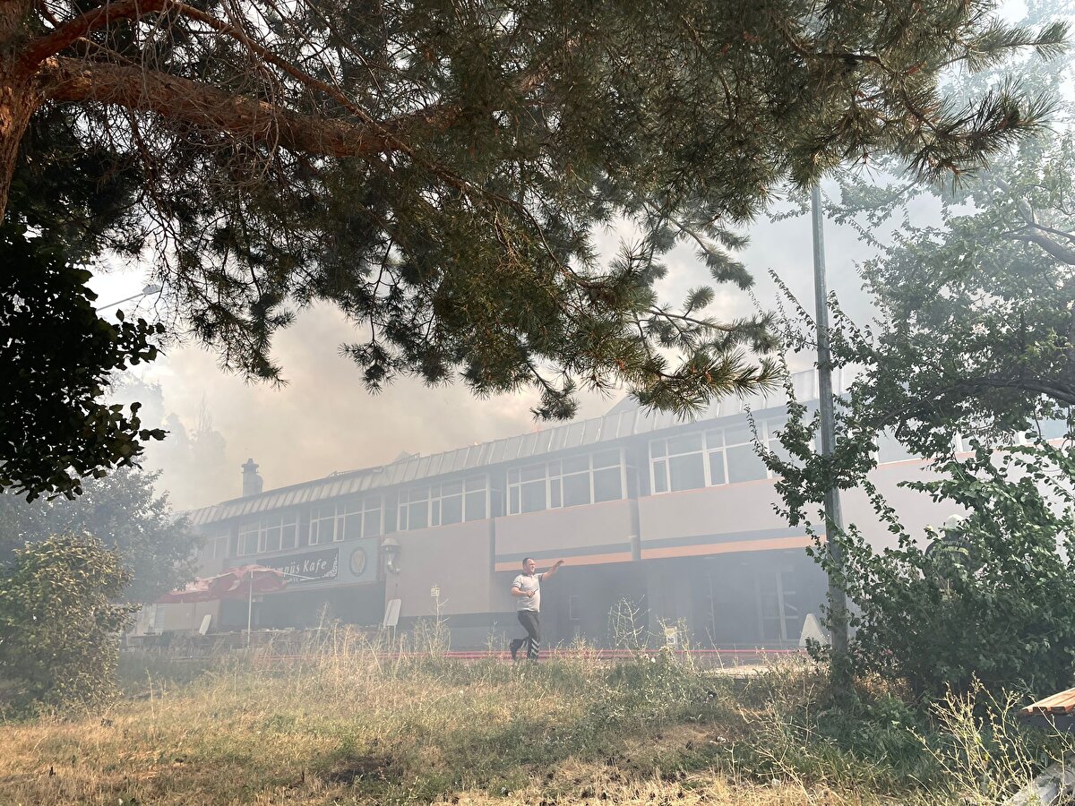 Kampüs içindeki yangına ekipler müdahale ediyor.<br><br>