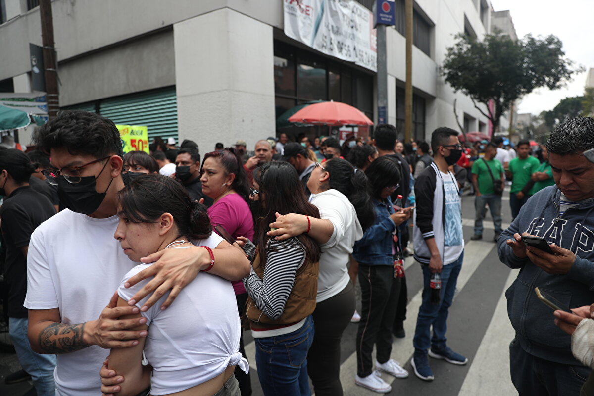 Sahile yakın bölgede meydana gelen deprem nedeniyle "tsunami tehdidi" uyarısı yapıldı.<br><br>Meksika Devlet Başkanı Andres Manuel Lopez Obrador, Twitter hesabından paylaştığı videoda, Colima eyaletine bağlı Manzanillo kentinde deprem sırasında üzerine duvar yıkılan 1 kişinin öldüğünü duyurdu.