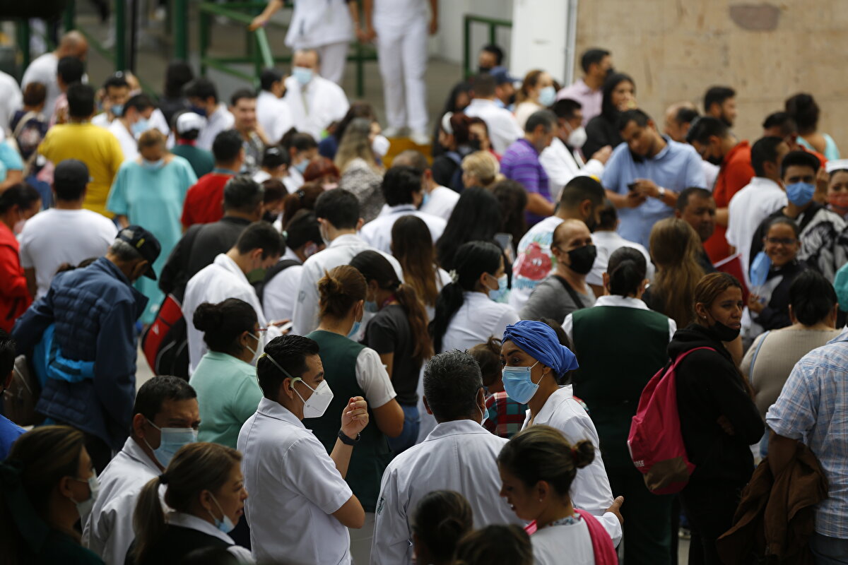 ABD Jeolojik Araştırma Merkezinin 7,6 büyüklüğünde duyurduğu deprem, Meksika'da 1985 ve 2017 yıllarının 19 Eylül tarihinde yaşanan ve binlerce kişinin hayatına mal olan depremler nedeniyle yapılan deprem tatbikatından kısa bir süre sonra meydana geldi.<br><br>Tatbikat için sirenler yerel saat ile 12.19'da çaldı, Ulusal Sismoloji Servisi ise depremin 13.05'te meydana geldiğini duyurdu.
