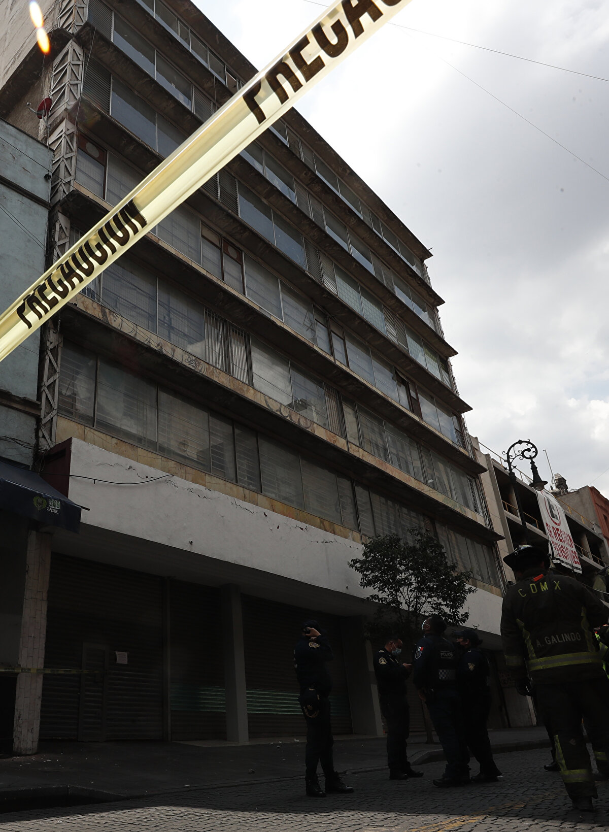 Michoacan Eyalet Valisi Alfredo Ramirez Bedolla ile telefonda görüştüğü görüntüyü paylaşan Obrador, depremin merkez üssünün yakınlarında yalnızca hasar meydana geldiğini aktardı.<br><br>