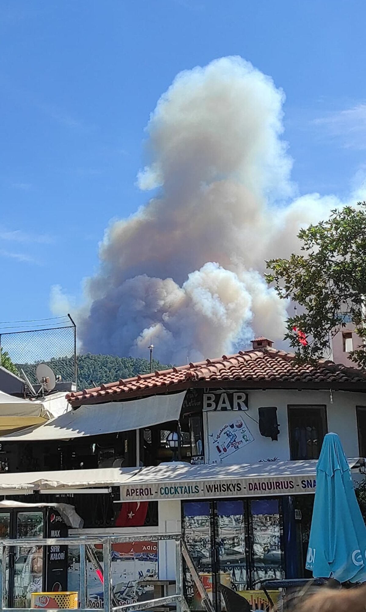 Yangın söndürme çalışmaları için bölgeye traktörle su tankeri taşıyan vatandaşların da geldiği görüldü.<br><br>