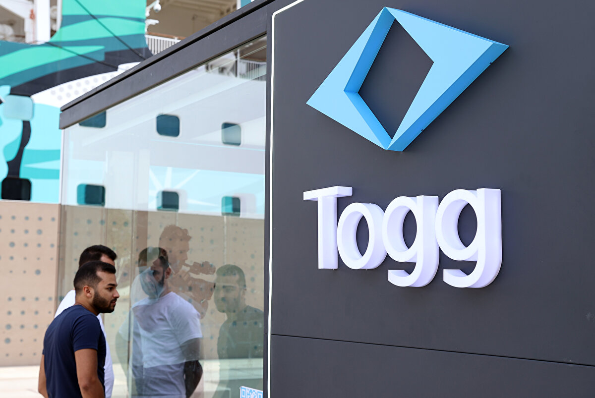 Togg’un vizyonunu yansıtan cihaz, Togg DNA’sında bulunan stilistik özelliklerin korunduğu, dinamik ve yenilikçi bir fastback. Stil konseptinin temelini, kaslı arka tasarım ve ön farlardan başlayıp aracın profilini güçlendirerek arkaya kadar uzayan omuz çizgi oluşturuyor.<br><br>