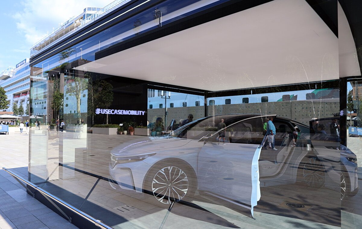 Otomobil üzerinde bulunan aydınlatmalı Togg logosu ise Doğu ve Batı’nın birlikteliğini simgeliyor.<br><br>