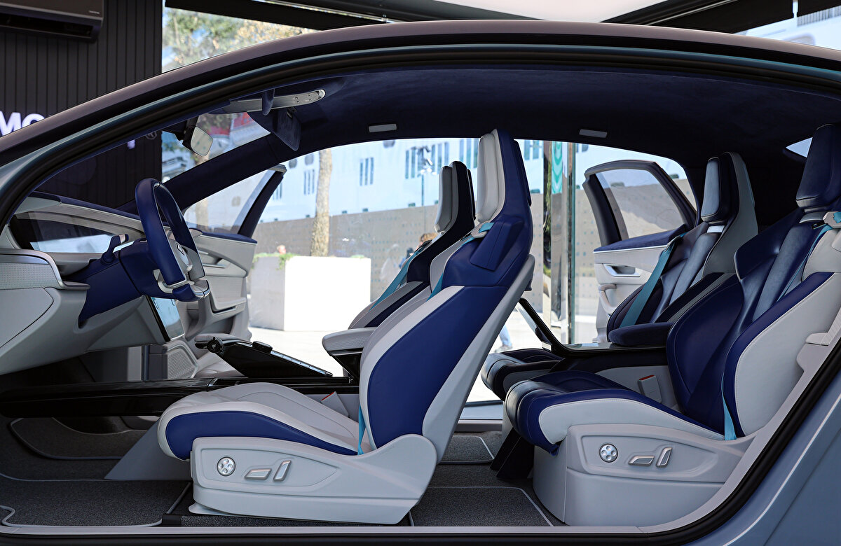 İç mekanda entegre emniyet kemerlerine sahip 4 adet tekli koltuk yer alıyor ve orta sütunu ortadan kaldıran tasarımla kapılar bir kitap gibi açılıyor.<br>