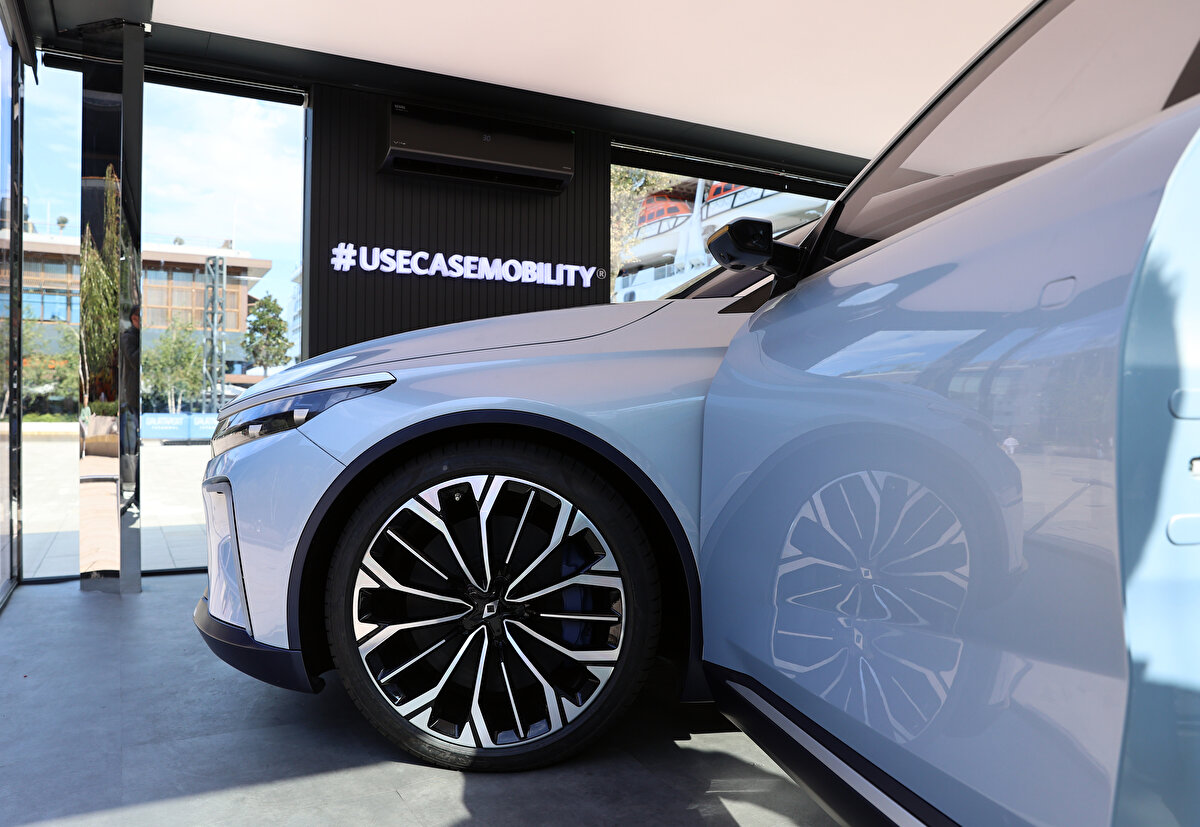 Menekşe ve çivit mavisinin karışımına çalan metalik gri renge sahip Akıllı Cihaz'da, dış tasarımın yanı sıra iç tasarım ve yolcuların kabin deneyimi de bir üst seviyeye taşınıyor.<br><br>