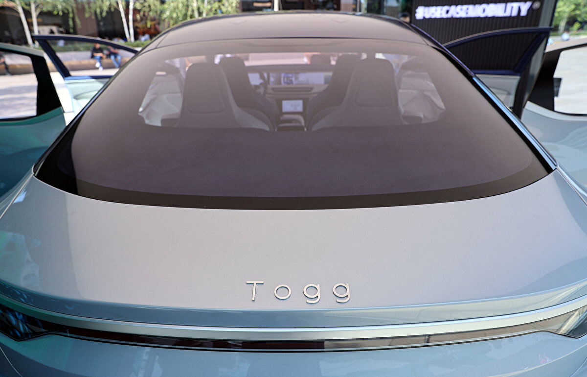 Ekim ayında seri üretime hazır olacak Togg, uluslararası teknik yeterlilik (homogolasyon) testlerinin tamamlanmasının ardından 2023 yılının ilk çeyreğinin sonunda C segmentindeki doğuştan elektrikli SUV’u pazara çıkaracak.<br>