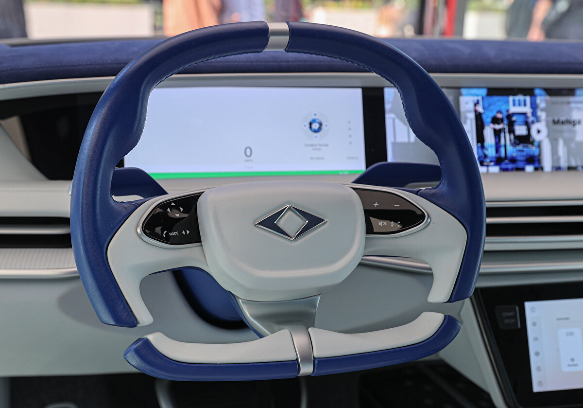 Ön koltuklarda açık renk deri kullanılırken, arka koltuklarda koyu renk tercihi göze çarpıyor. Emniyet kemerlerinde ise özgünlüğü vurgulamak için açık mavi renk tercihi dikkat çekiyor.<br><br>